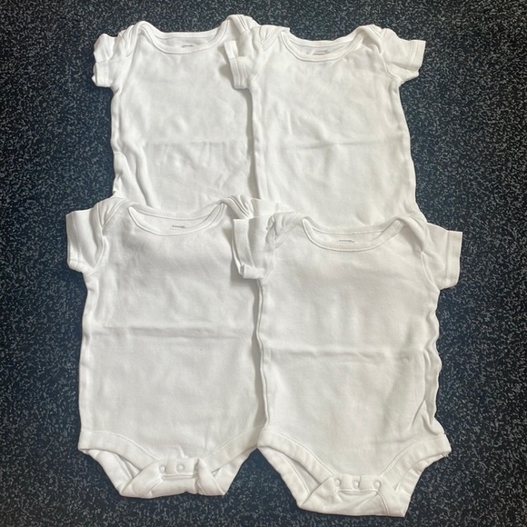 Newborn white onesies - Picture 2 of 4